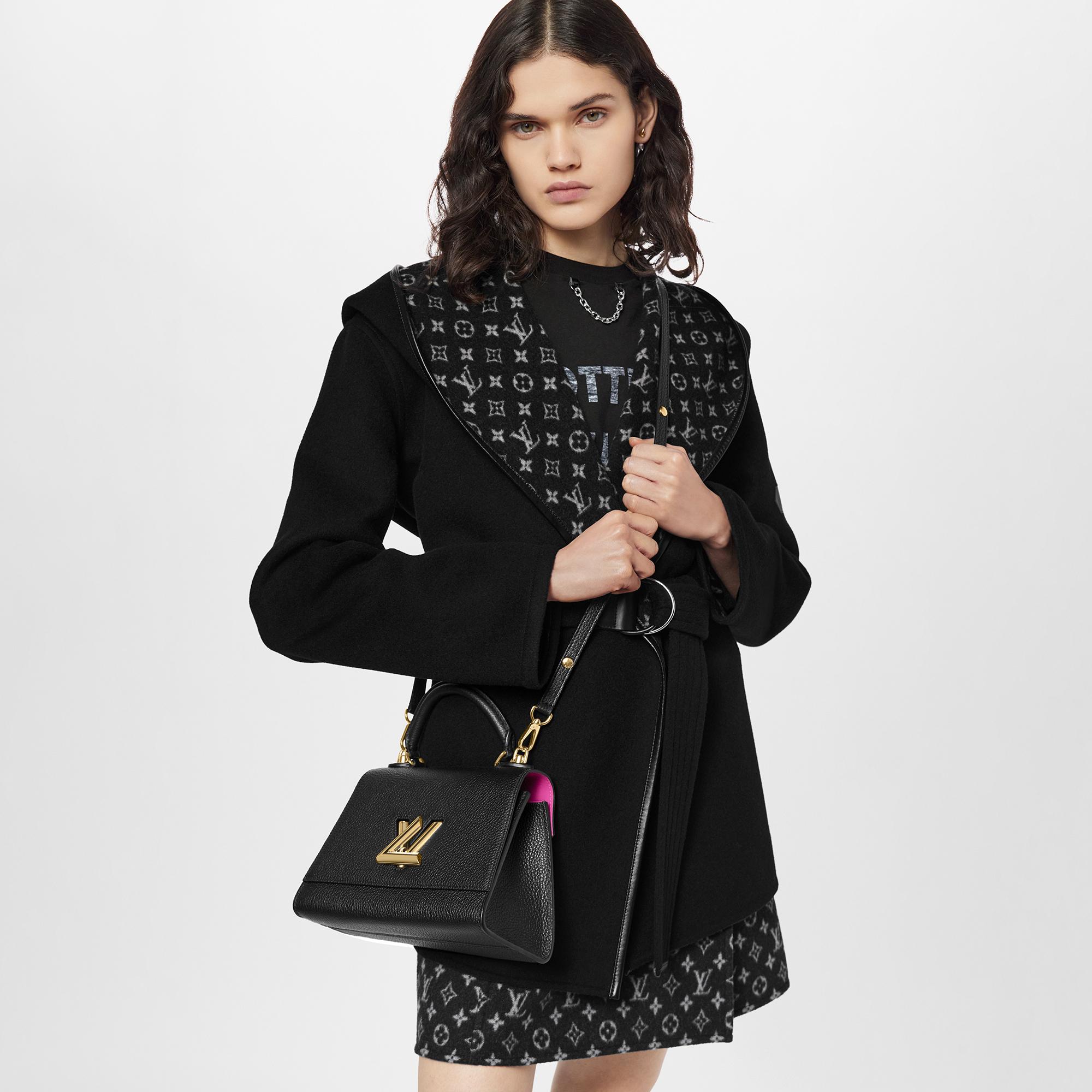 กระเป๋ารุ่น Twist One Handle PM หนัง Taurillon in ผู้หญิง