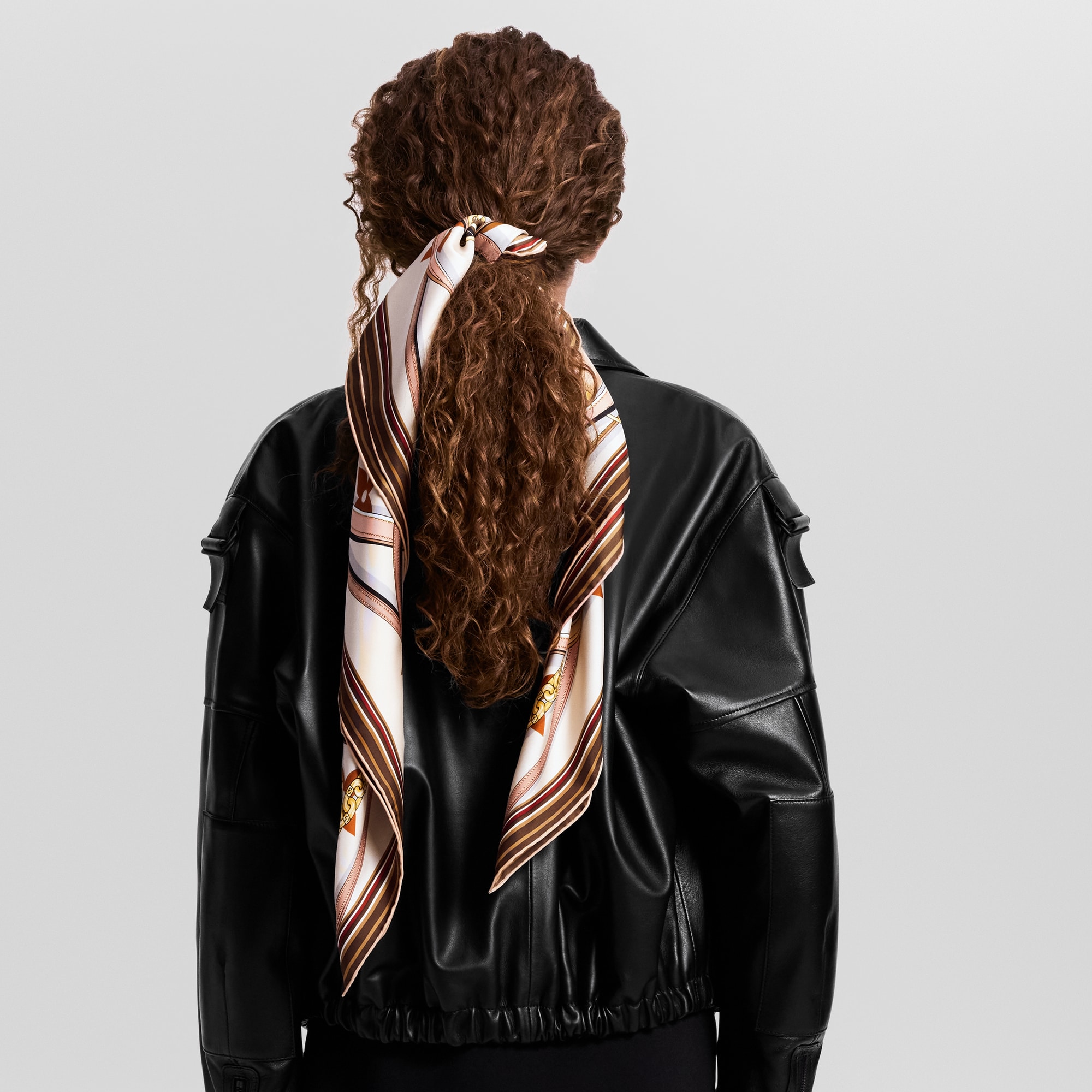 ผ้า Square รุ่น Ultimate Monogram 90 . in ผู้หญิง