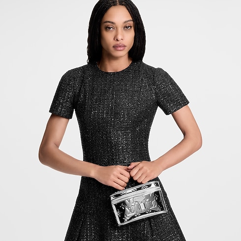 กระเป๋ารุ่น Vanity Chain Pouch Monogram แคนวาสประเภทอื่น in ผู้หญิง's กระเป๋าสตางค์และผลิตภัณฑ์เครื่องหนังขนาดเล็ก กระเป๋าสตางค์สะพายข้างสำหรับผู้หญิง collections by Louis Vuitton (การย่อ/ขยายผลิตภัณฑ์)