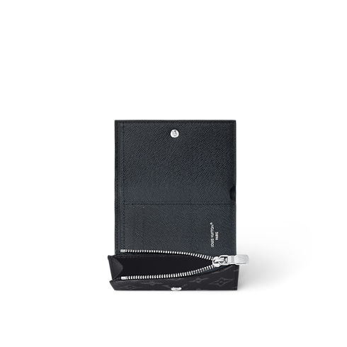 กระเป๋าสตางค์รุ่น Victor Monogram Eclipse in ของขวัญและการสร้างสรรค์ผลงานของคุณ's Family Month Gift Guide } collections by Louis Vuitton (การย่อ/ขยายผลิตภัณฑ์)