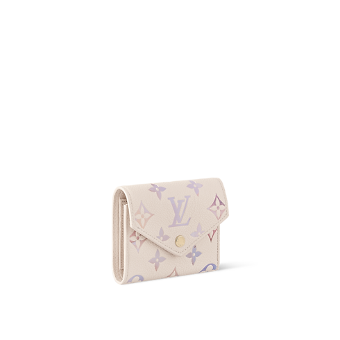 กระเป๋าสตางค์รุ่น Victorine Monogram Empreinte in ผู้หญิง's กระเป๋าสตางค์และผลิตภัณฑ์เครื่องหนังขนาดเล็ก กระเป๋าสตางค์ใบเล็กและใบยาว collections by Louis Vuitton (การย่อ/ขยายผลิตภัณฑ์)