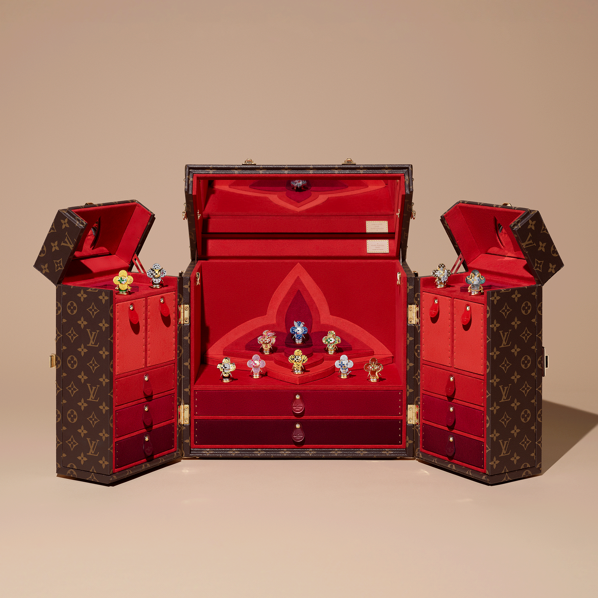 จี้ Vivienne Dog เยลโลว์โกลด์ ไวท์โกลด์ แลคเกอร์ เพชร และอัญมณี  in Les Extraordinaires