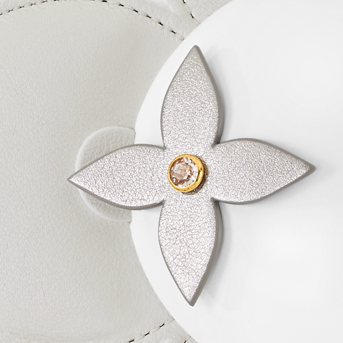 ตุ๊กตา Vivienne Snowman in ทรังก์ การเดินทาง และ บ้าน's กีฬาและไลฟสไตล์ ไลฟสไตล์และตุ๊กตาน้องวิเวียน collections by Louis Vuitton (การย่อ/ขยายผลิตภัณฑ์)