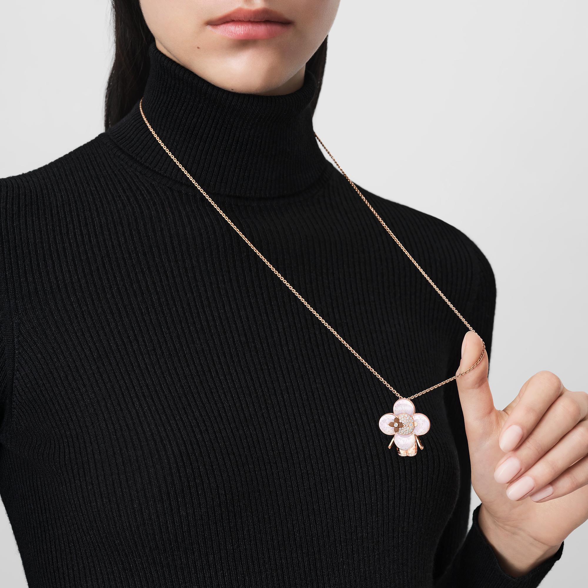 จี้ Vivienne Monogram พิงค์โกลด์ มาเธอร์ออฟเพิร์ล ไม้ และเพชร  in จิวเวลรี่