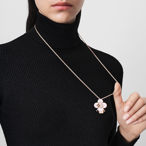 จี้ Vivienne Monogram พิงค์โกลด์ มาเธอร์ออฟเพิร์ล ไม้ และเพชร in จิวเวลรี่'s หมวดหมู่ ไฟน์จิวเวลรี่ทั้งหมด collections by Louis Vuitton (การย่อ/ขยายผลิตภัณฑ์)