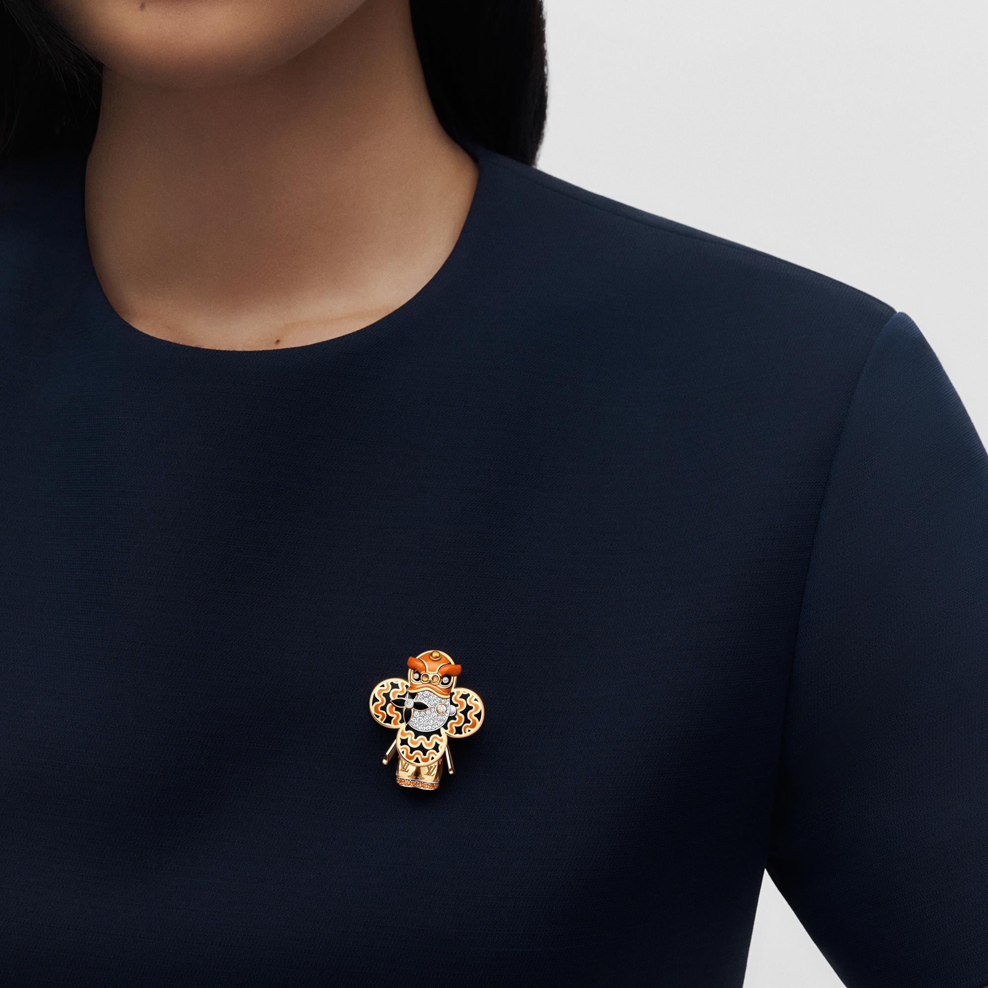 จี้ Vivienne Orange Lion Dance เยลโลว์โกลด์ ไวท์โกลด์ เคลือบแลคเกอร์ เพชร และอัญมณีสีส้ม  in จิวเวลรี่
