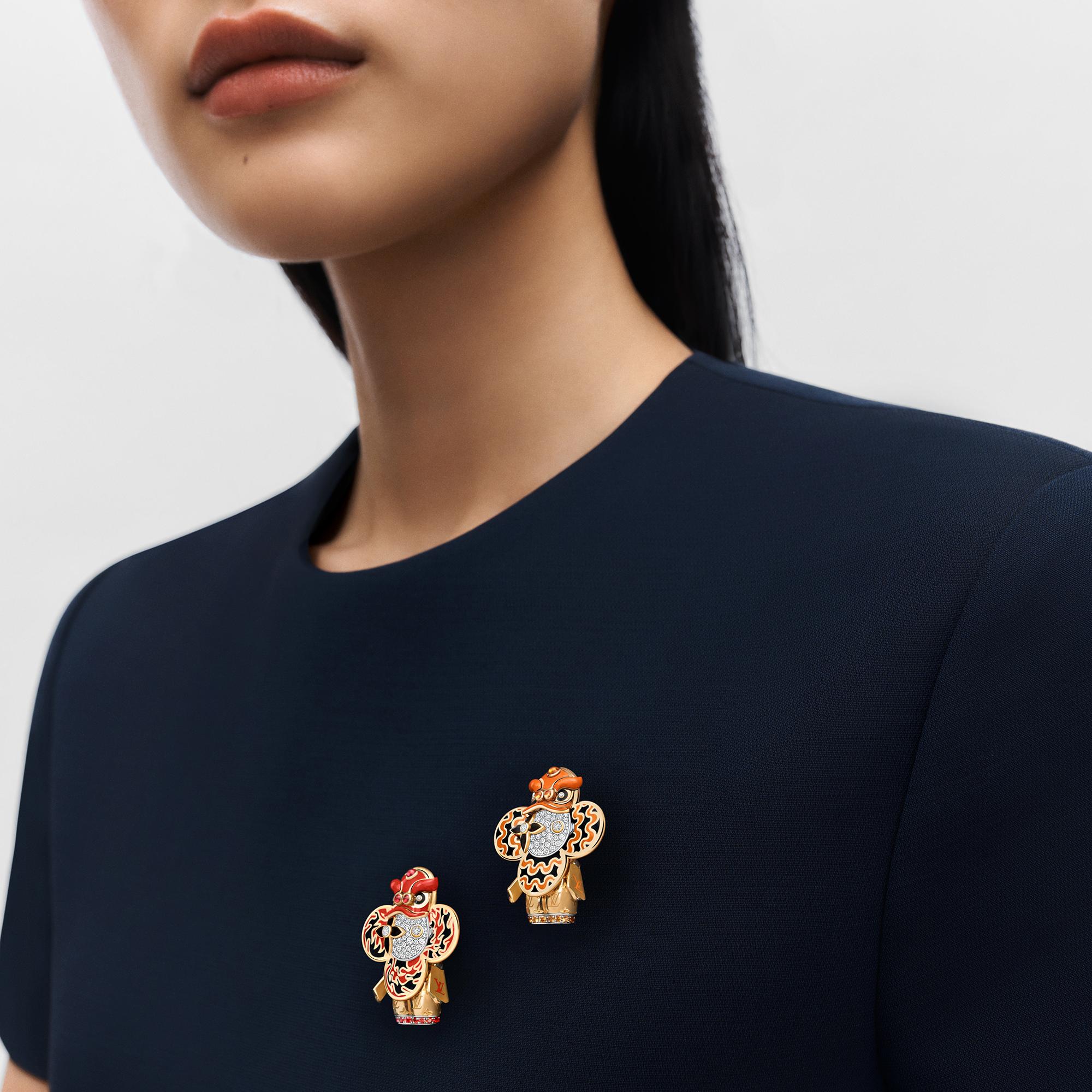 จี้ Vivienne Orange Lion Dance เยลโลว์โกลด์ ไวท์โกลด์ เคลือบแลคเกอร์ เพชร และอัญมณีสีส้ม  in จิวเวลรี่