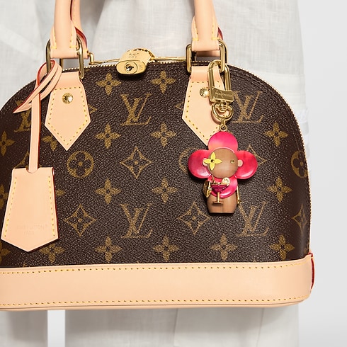 ชาร์มห้อยกระเป๋ารุ่น Vivienne Sunset worn view