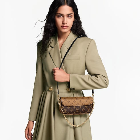 กระเป๋าสตางค์สายโซ่รุ่น Ivy Monogram Reverse แคนวาส in ผู้หญิง's กระเป๋าสตางค์และผลิตภัณฑ์เครื่องหนังขนาดเล็ก กระเป๋าสตางค์สะพายข้างสำหรับผู้หญิง collections by Louis Vuitton (การย่อ/ขยายผลิตภัณฑ์)