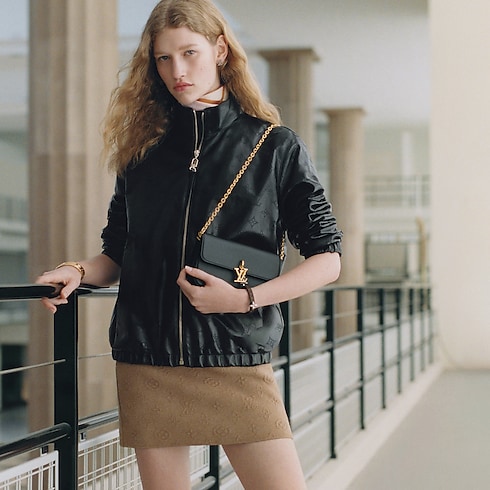 กระเป๋าสตางค์สายโซ่รุ่น LV Bloom in ผู้หญิง's กระเป๋าสตางค์และผลิตภัณฑ์เครื่องหนังขนาดเล็ก ใหม่ล่าสุด collections by Louis Vuitton (การย่อ/ขยายผลิตภัณฑ์)