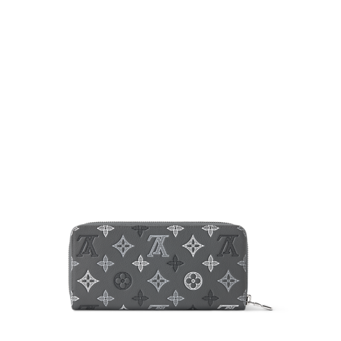 กระเป๋าสตางค์รุ่น Zippy Horizontal Monogram Shadow in ผู้ชาย's กระเป๋าสตางค์และผลิตภัณฑ์เครื่องหนังขนาดเล็ก กระเป๋าสตางค์สำหรับผู้ชาย collections by Louis Vuitton (การย่อ/ขยายผลิตภัณฑ์)